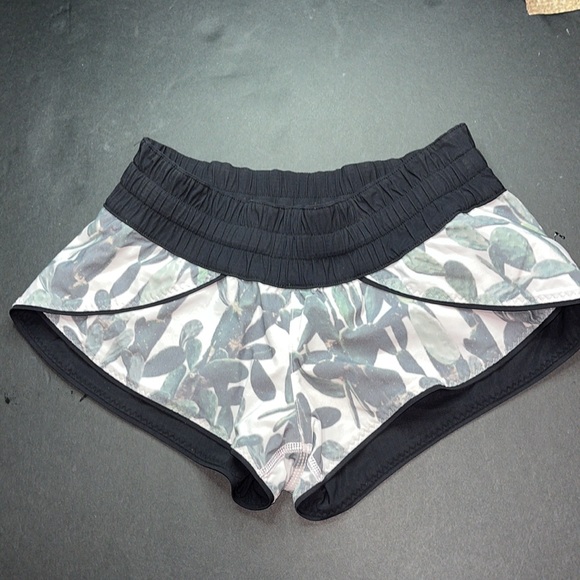 Lululemon reversable cactus short - Picture 3 of 8